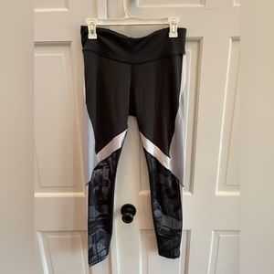 Black/gray/white design full length women’s Reebok workout leggings, size M